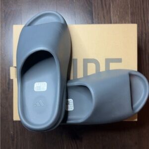 *Authentic* Yeezy slides Slate Grey size 8